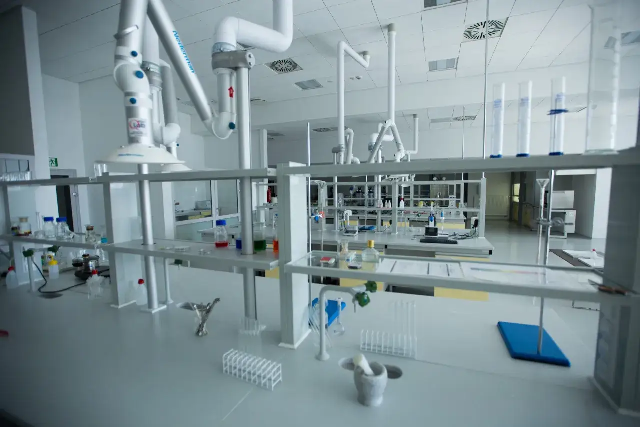r&oacute;żne typy laboratori&oacute;w, laboratorium chemiczne, laboratorium biologiczne, laboratorium przemysłowe