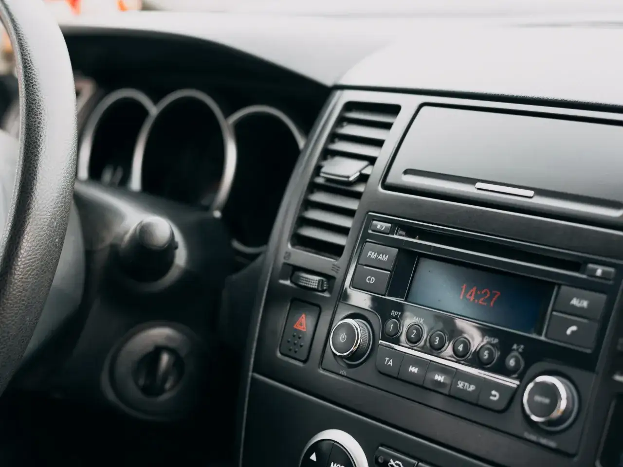 Wnętrze samochodu z radiem RMF FM. Czy trzeba płacić abonament żeby wygrać w rmf fm? Nie, wystarczy słuchać!