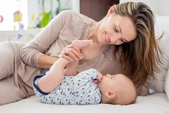 marudne trzymiesięczne niemowlę w ramionach rodzica