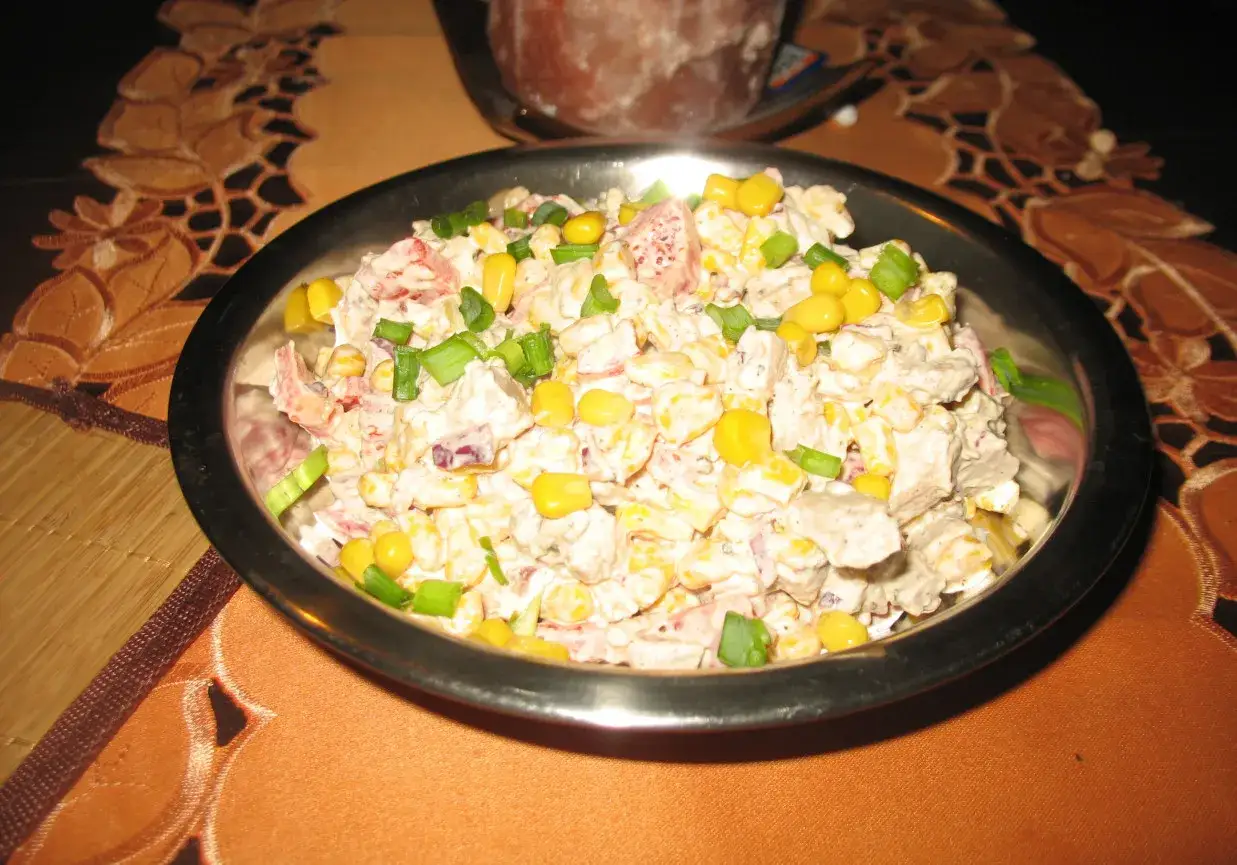 Sałatka z ugotowanych udek kurczaka z kukurydzą i szczypiorkiem. Świetny pomysł, co zrobić z ugotowanych udek kurczaka.
