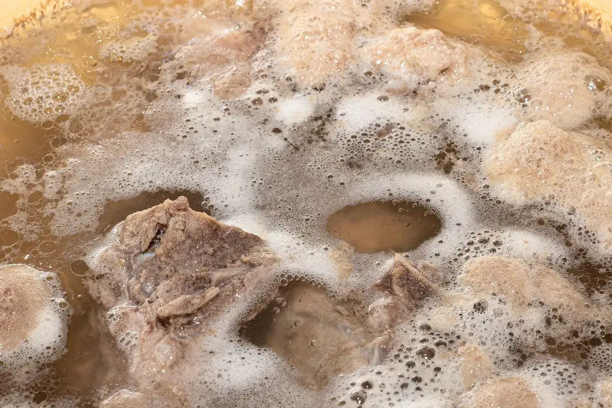 Jak usunąć szumowiny z rosołu