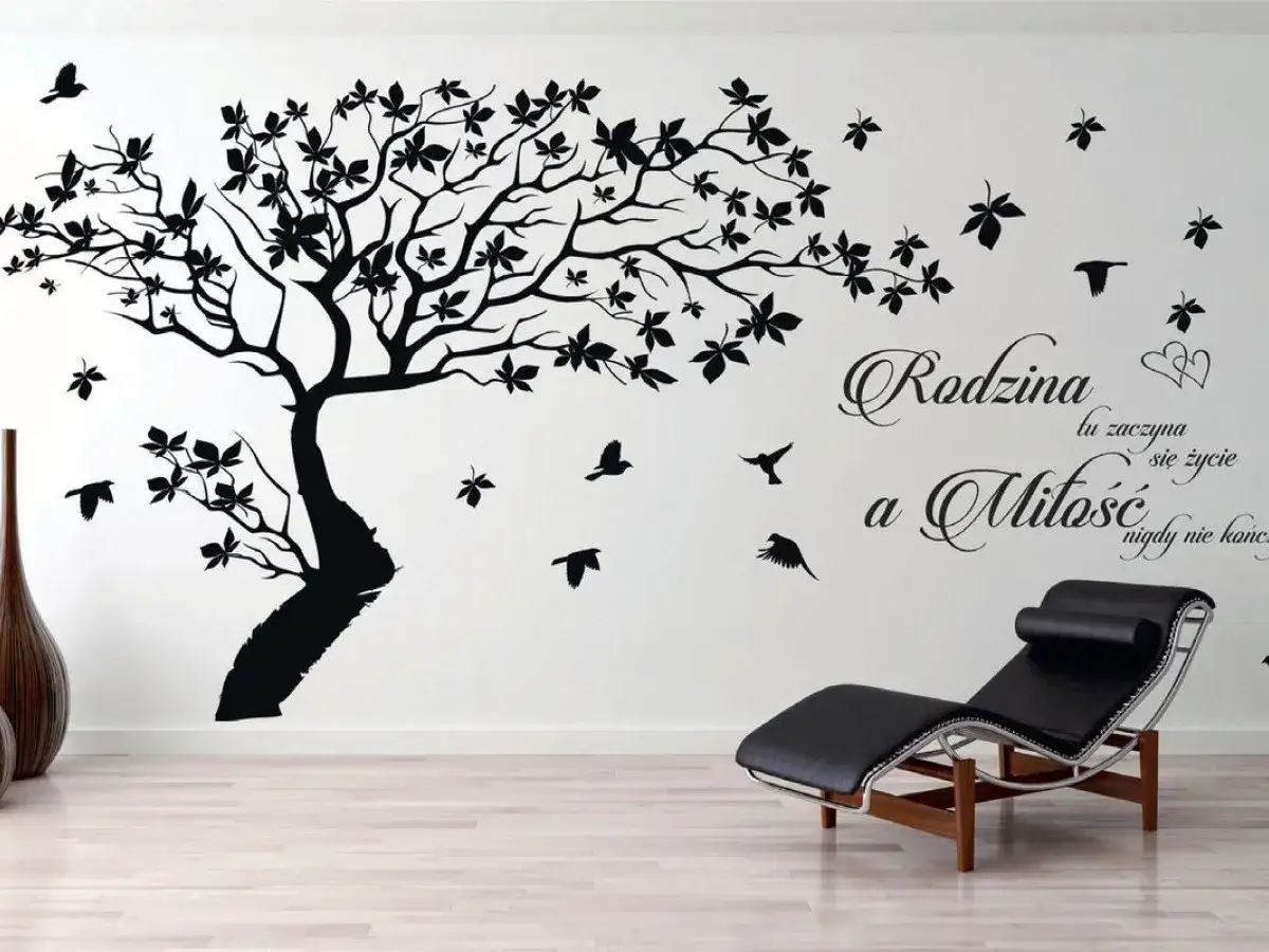 Czarno-białe tapetowanie ścian z motywem drzewa życia i cytatem 
