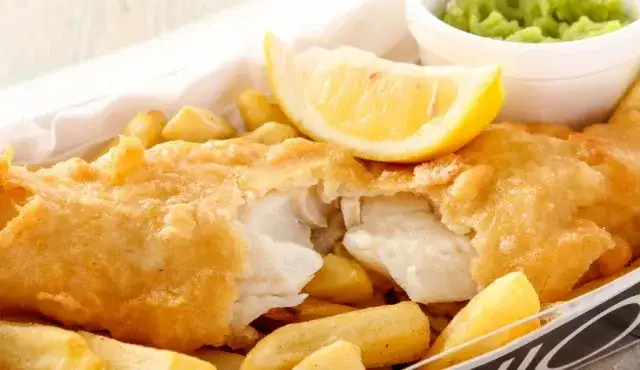 Smażona ryba z frytkami i surówką w Darłówku
