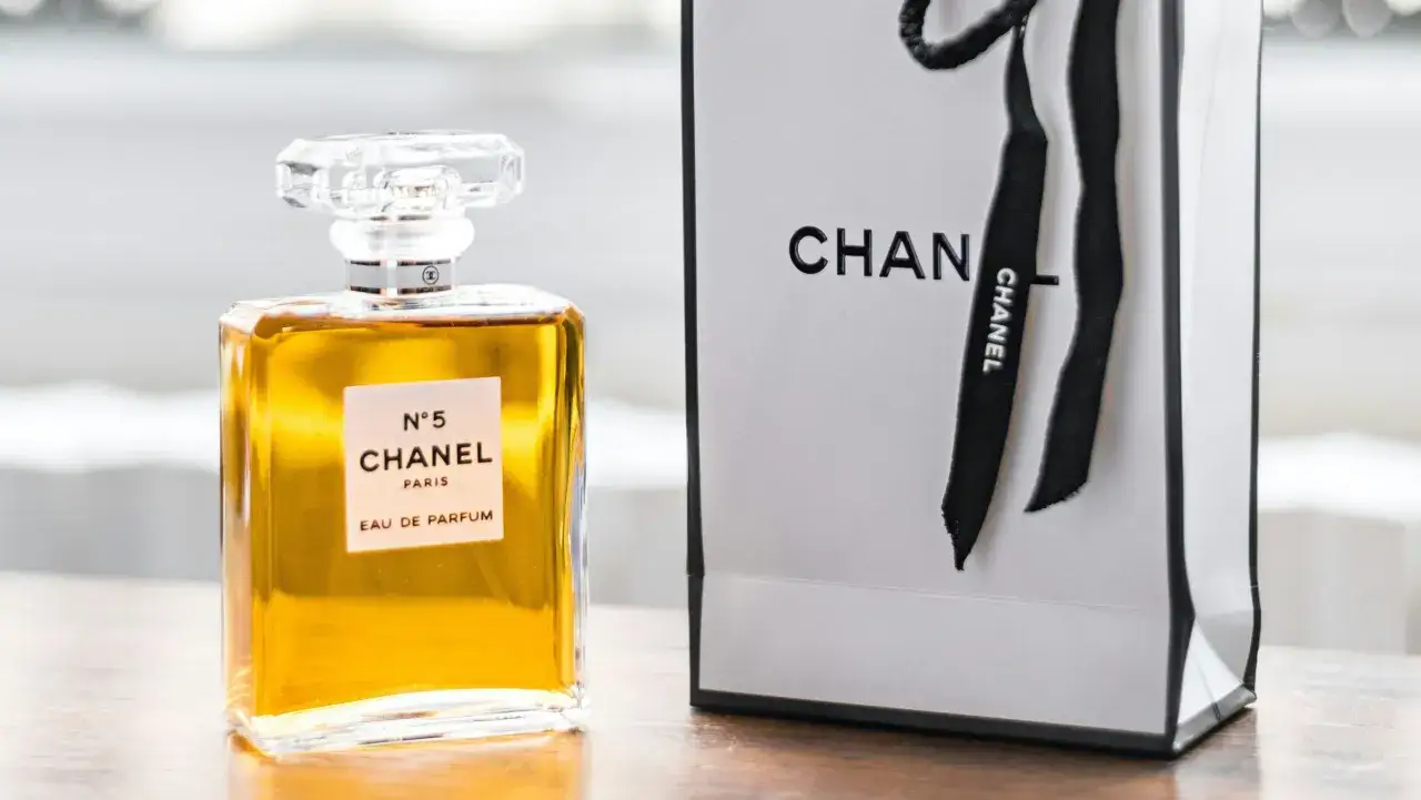 Perfumy Chanel N&deg;5 i torba prezentowa. Zastanawiasz się, ile kosztują perfumy w samolocie?