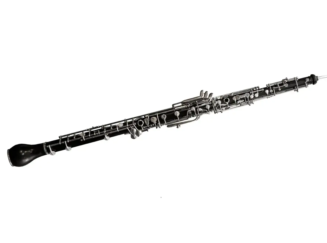 Elegancki, czarny obój z metalowymi klapami, angielski instrument muzyczny, gotowy do wydobycia pięknych melodii.