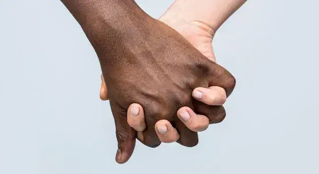 Para trzymająca się za ręce symbol partnerstwa