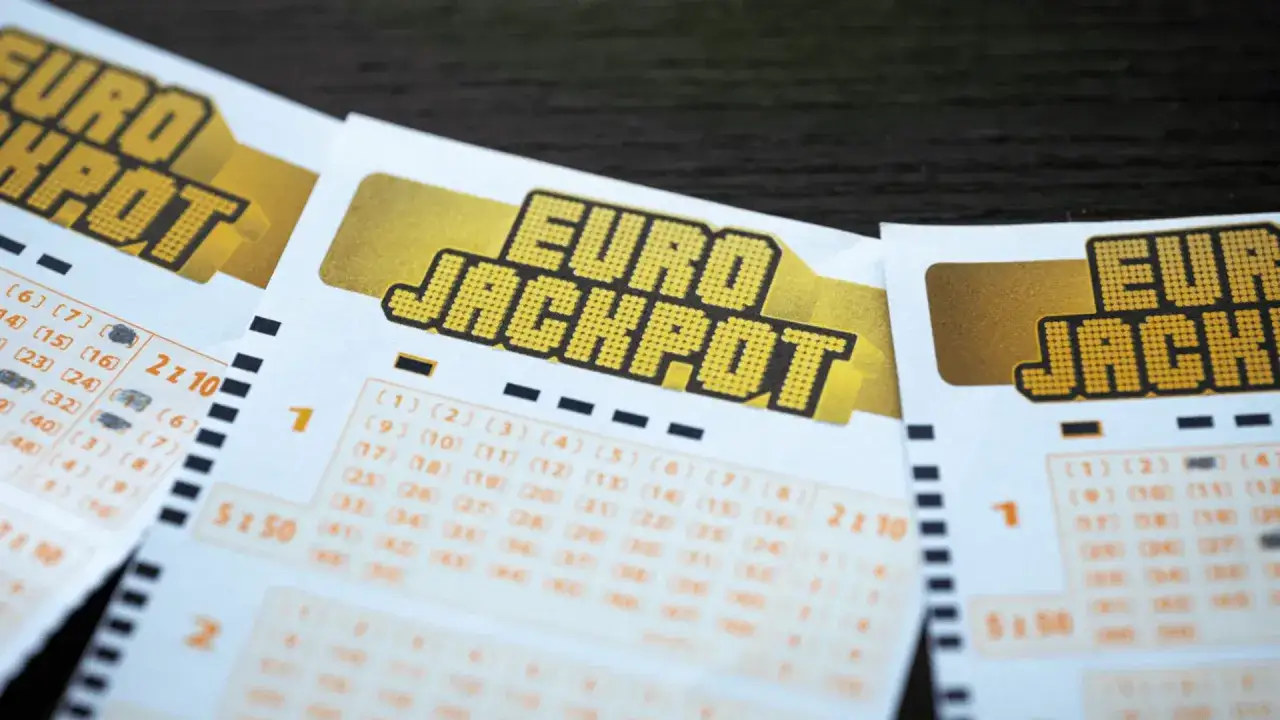 Kupony Eurojackpot leżą na ciemnym tle. Zastanawiasz się, ile czasu na odebranie wygranej w Eurojackpot masz? Sprawdź zasady gry!