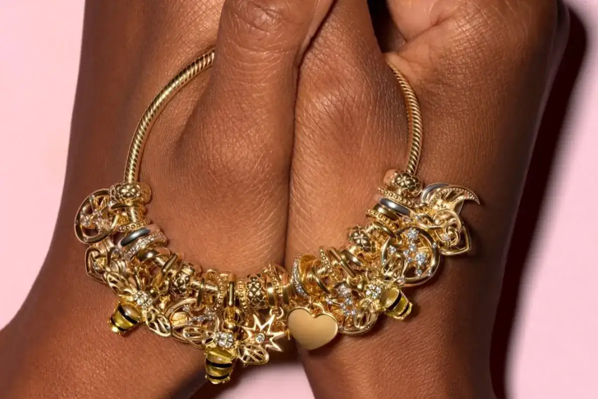 Złota bransoletka Pandora z pszczółkami i sercem. Czy można zmniejszyć bransoletkę pandory? Tak, zazwyczaj jest to możliwe.