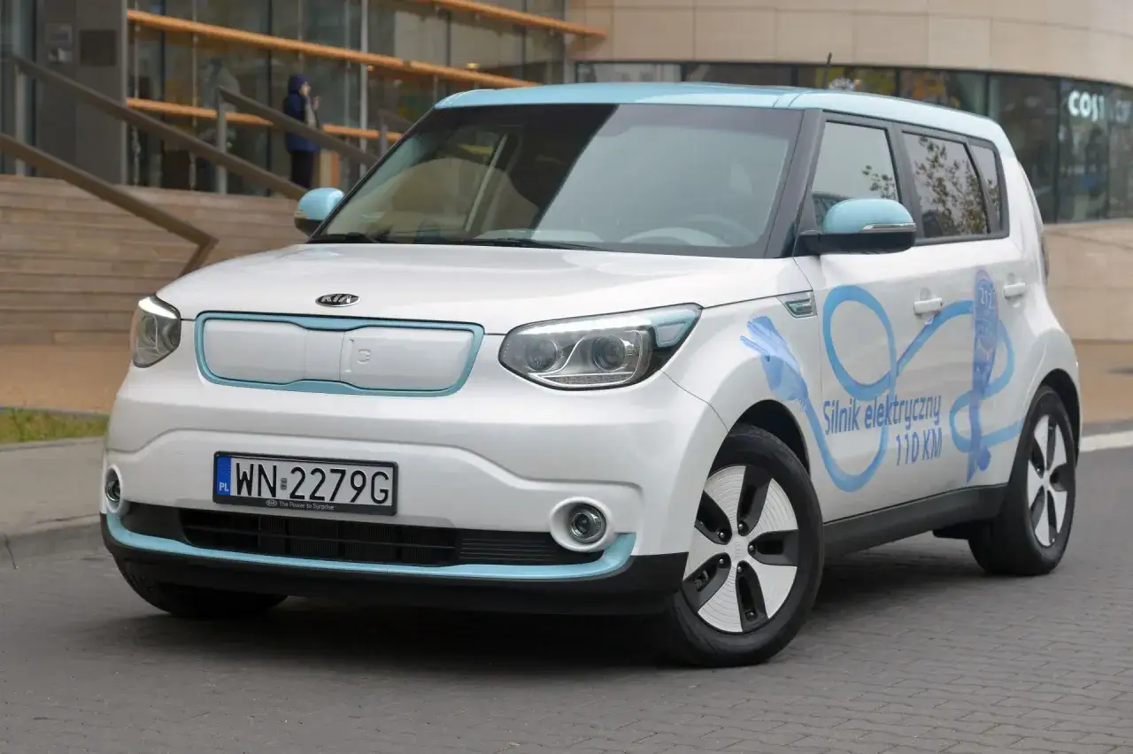 Biały Kia Soul z niebieskimi akcentami, z napisem