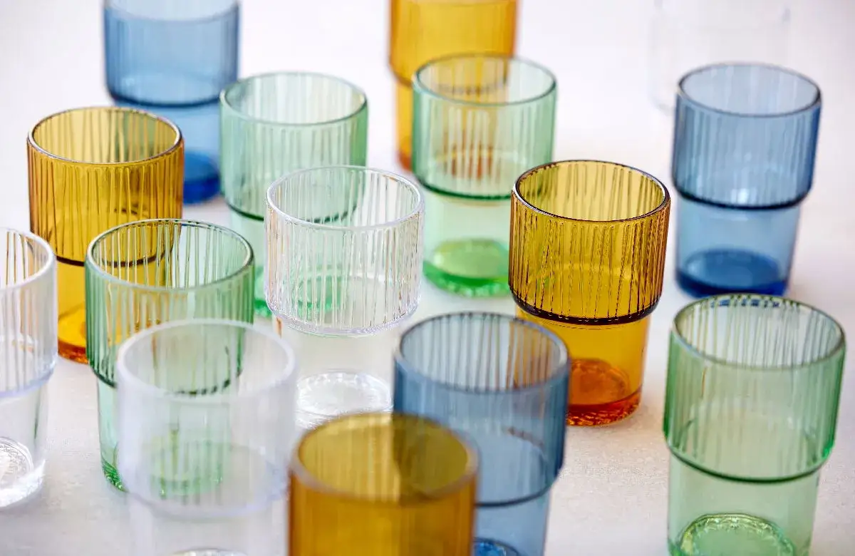modne szklanki do napoj&oacute;w kolorowe ryflowane