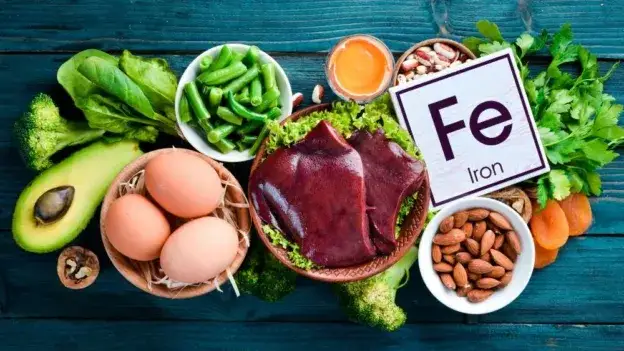 Talerz z produktami bogatymi w żelazo i witaminy