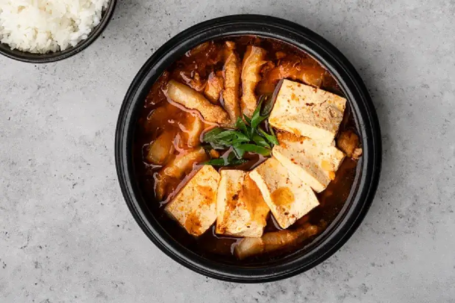 dania z gotowanym kimchi, kimchi jjigae, kimchi bokkeumbap