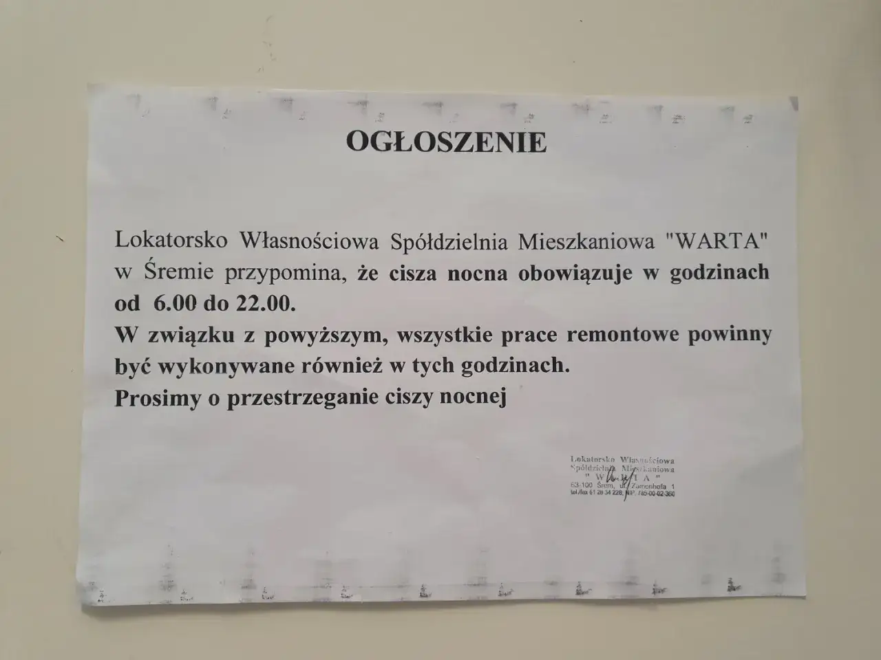 Ogłoszenie przypomina o ciszy nocnej w bloku od 6:00 do 22:00. Prace remontowe powinny być wykonywane poza tymi godzinami.