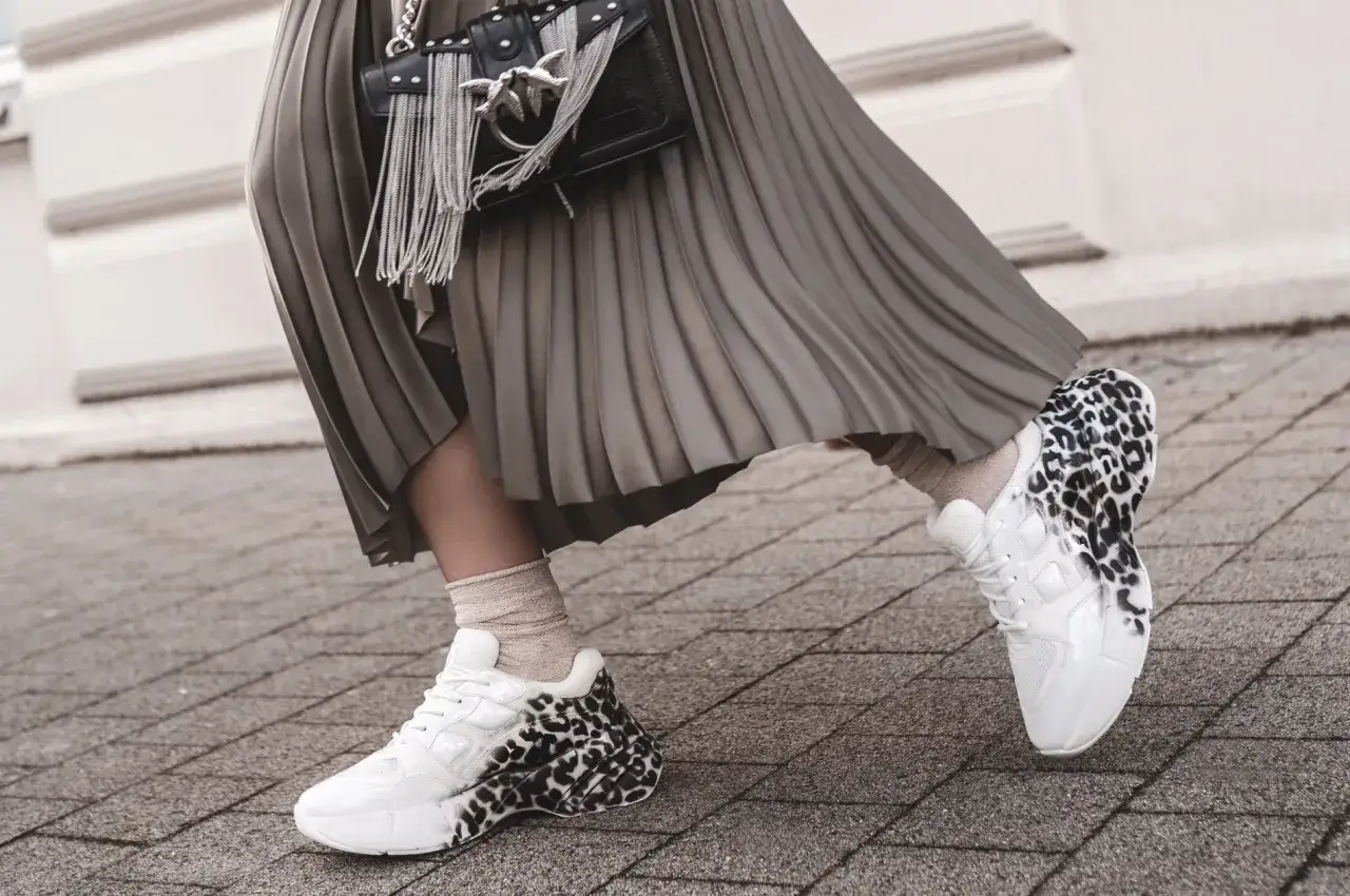 Spódnica midi i sneakersy stylizacje