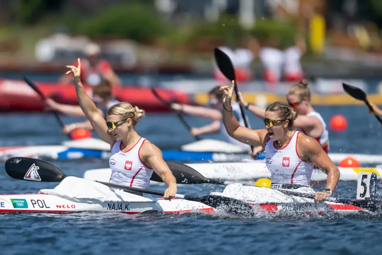Dwie sportsmenki w kajakach świętują sukces na Igrzyskach Olimpijskich.