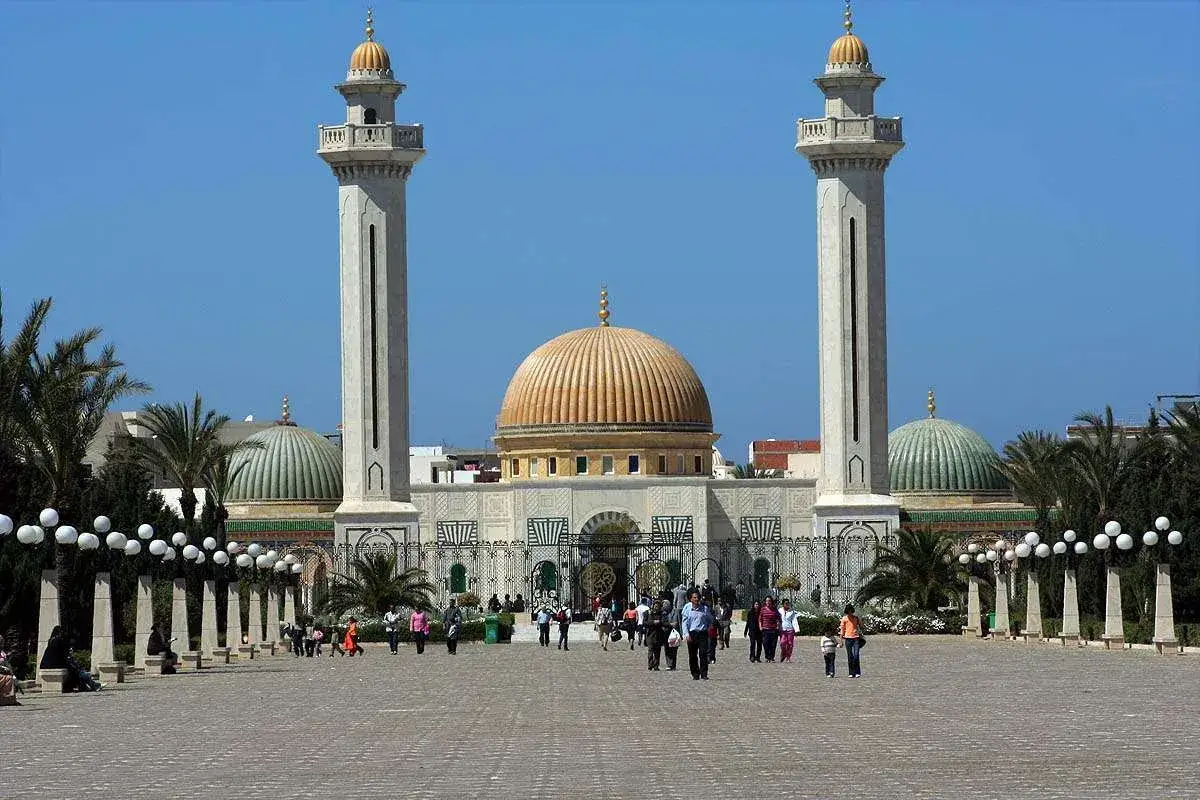 tradycyjna architektura i meczet w Tunezji