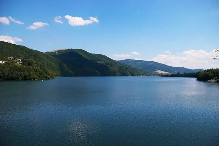 Zdjęcie Atrakcje jeziora międzybrodzkiego: Odkryj niezapomniane miejsca i aktywności