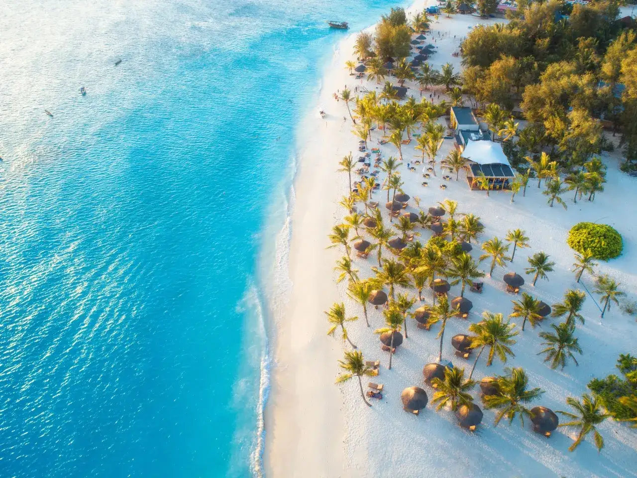 Rajska plaża na Zanzibarze, palmy, leżaki i turkusowa woda. Idealne miejsce na zanzibar na własną rękę.