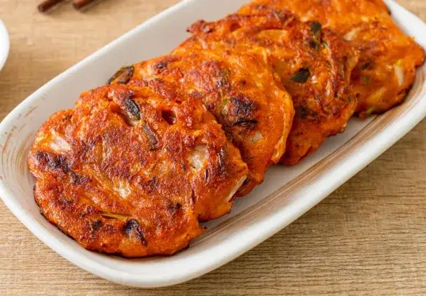 Pierogi z kimchi lub placki ziemniaczane z kimchi