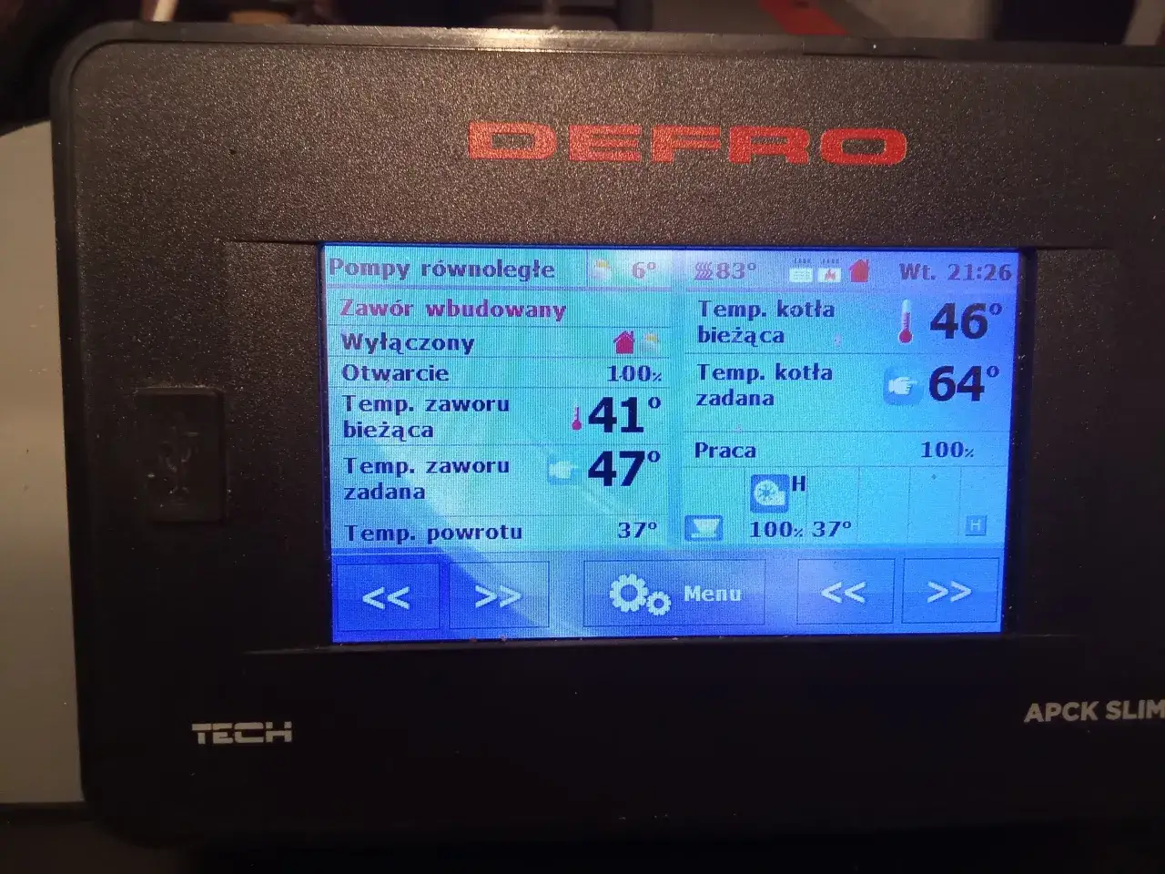 Wyświetlacz pieca Defro pokazuje aktualną temperaturę kotła 46°C, podczas gdy zadana to 64°C. To może być powód, dlaczego piec Defro nie osiąga zadanej temperatury.