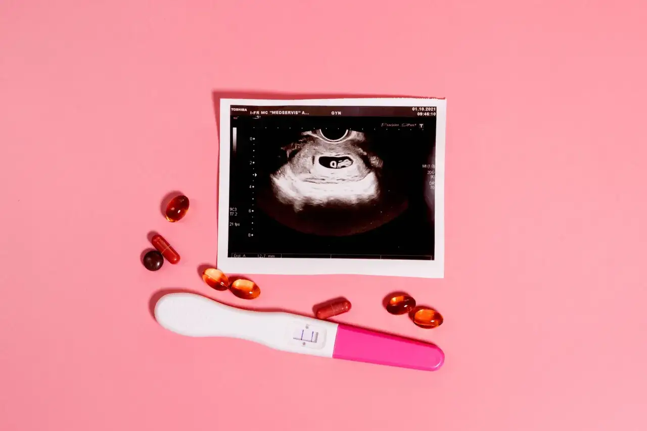 USG płodu, test ciążowy i kapsułki. Czy hydroksyzyna jest bezpieczna w ciąży? Pytanie o bezpieczeństwo leków.