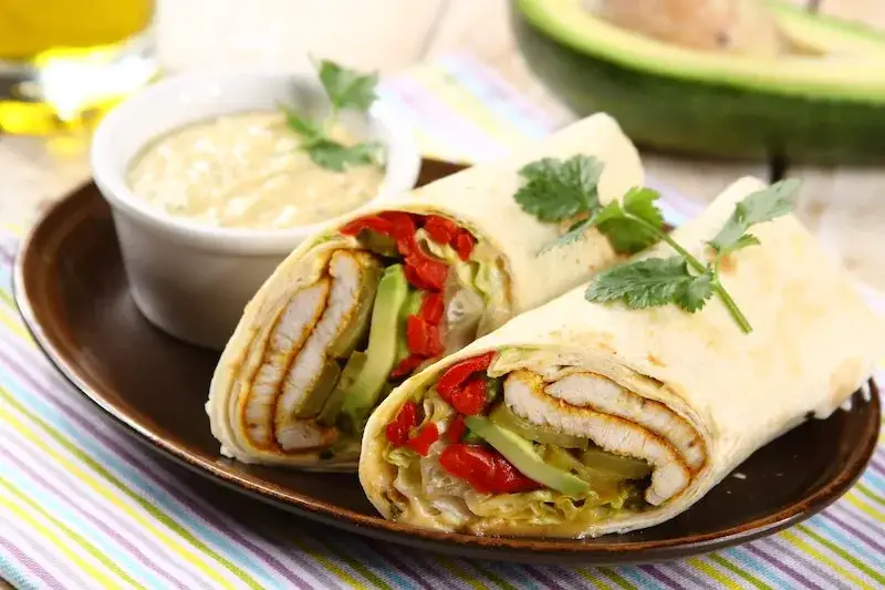 zdrowa tortilla wrap z warzywami i kurczakiem