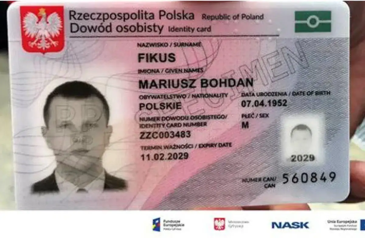 dokumenty urzędowe na biurku dowód osobisty akt urodzenia