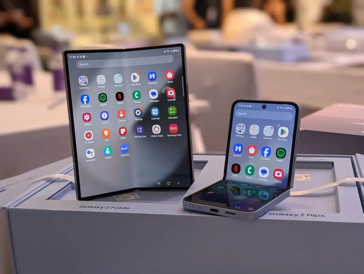 Nowe premiery smartfon&oacute;w: rozkładany Galaxy Z Fold6 i kompaktowy Galaxy Z Flip6 prezentują swoje ekrany z aplikacjami.