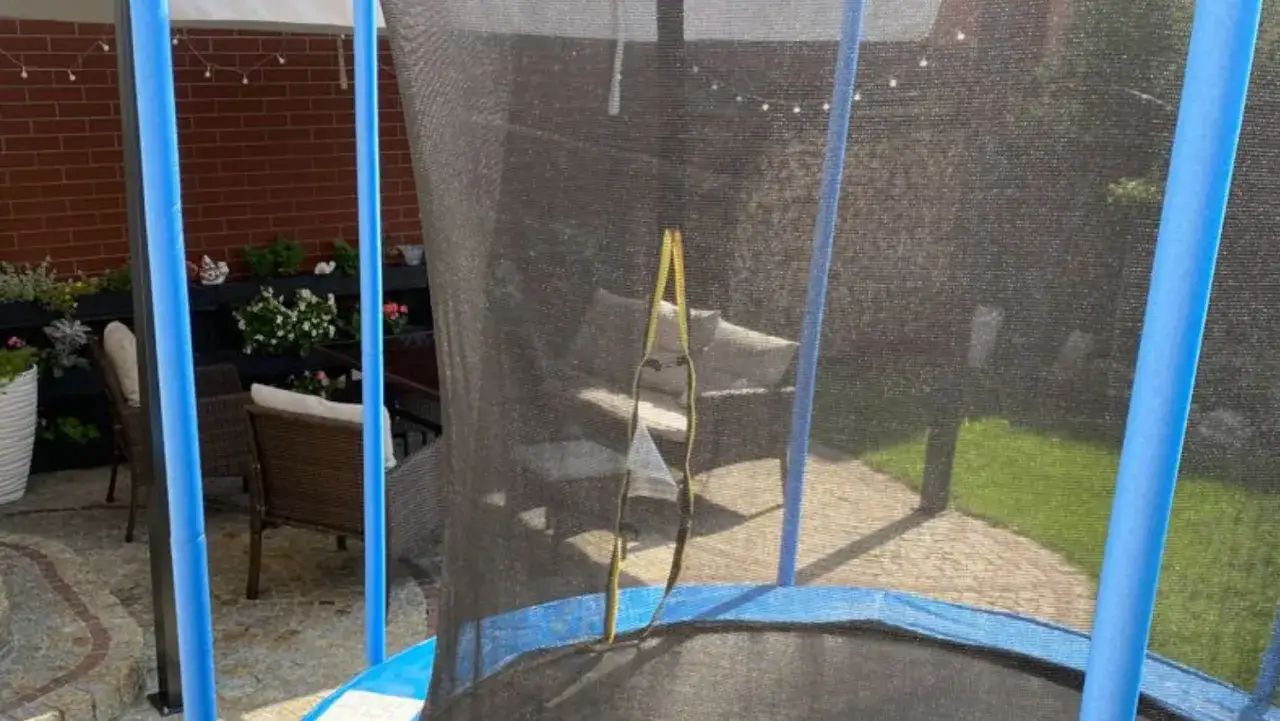 Czy trampolina jest zdrowa? Dzieci skaczą na niej dla zabawy, ale czy to dobry pomysł? Warto to sprawdzić.