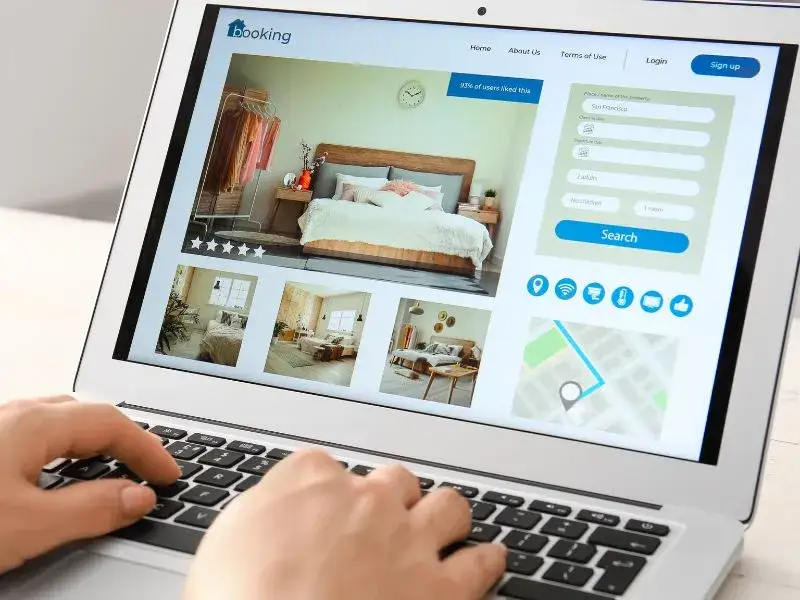 osoba sprawdzająca opinie o hotelu na smartfonie, lupa i recenzje online