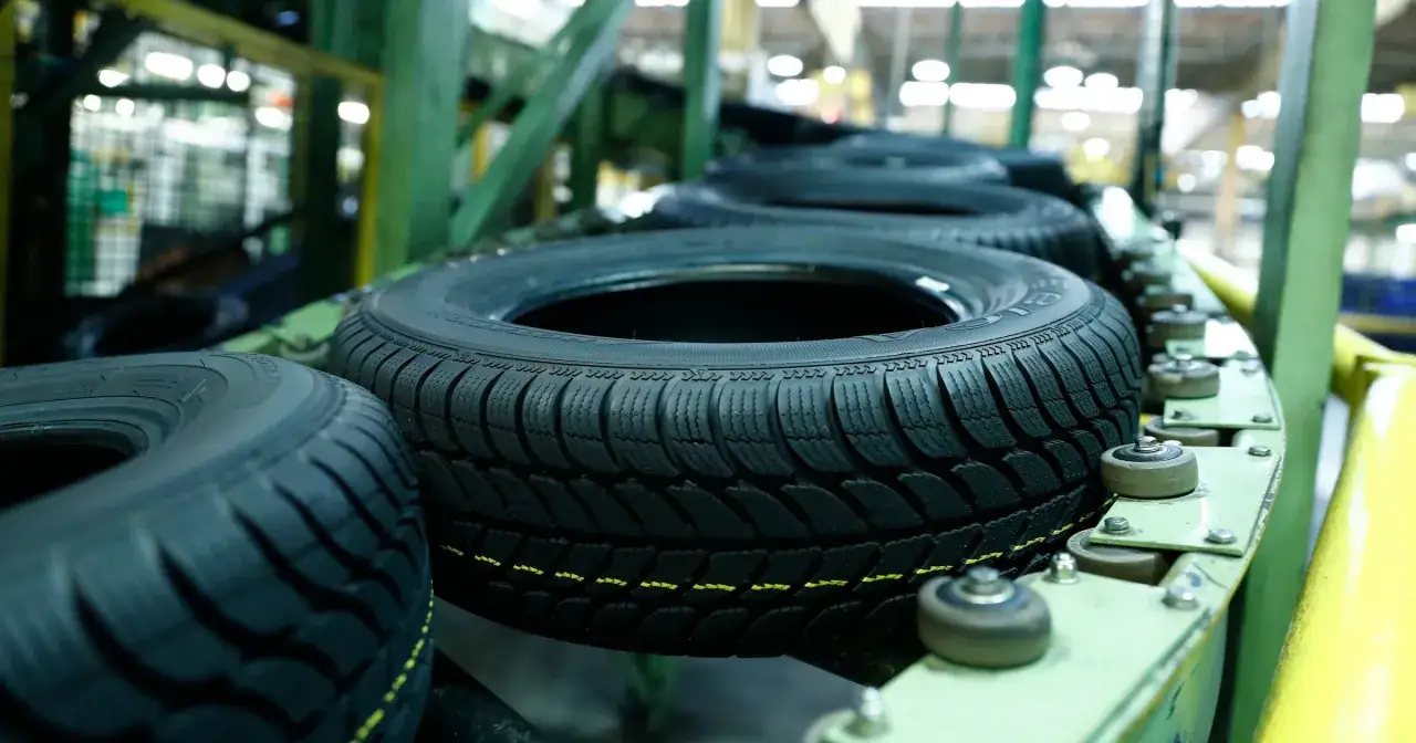 Nowe opony Dębica w procesie produkcyjnym. Tutaj właśnie powstają opony Dębica, gotowe do jazdy.