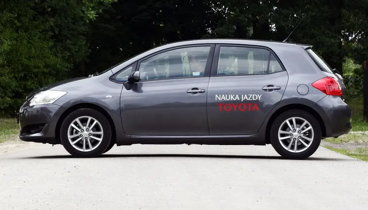 Szary Toyota Auris z napisem