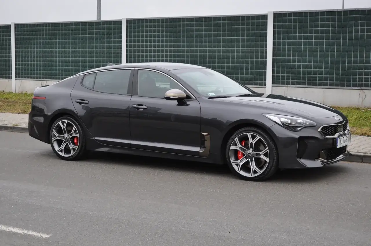 Kia Stinger 3.3 T-GDI widok z boku