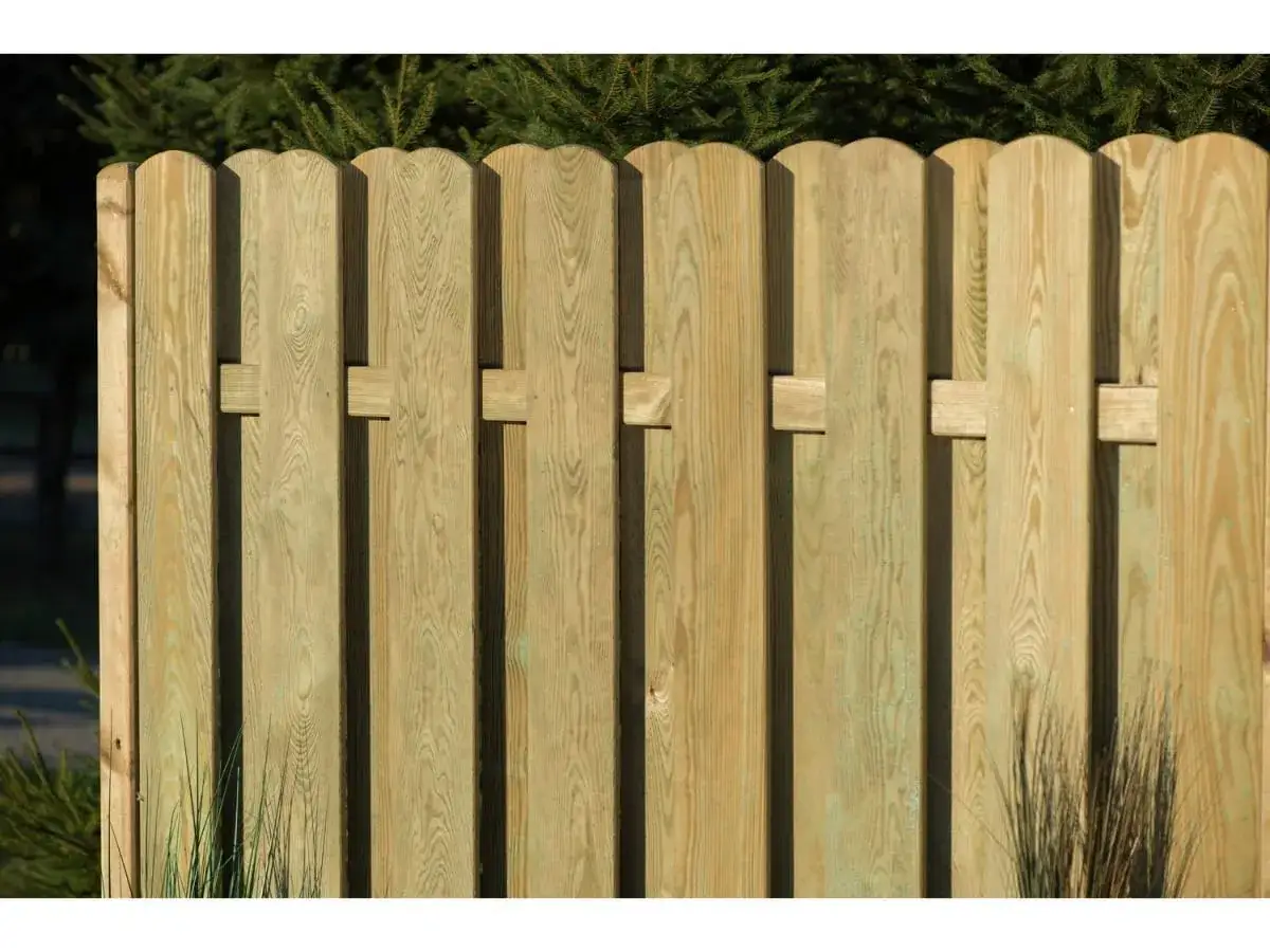 Drewniane ogrodzenie na taras z zaokrąglonymi sztachetami. Naturalne drewno, prosta konstrukcja.