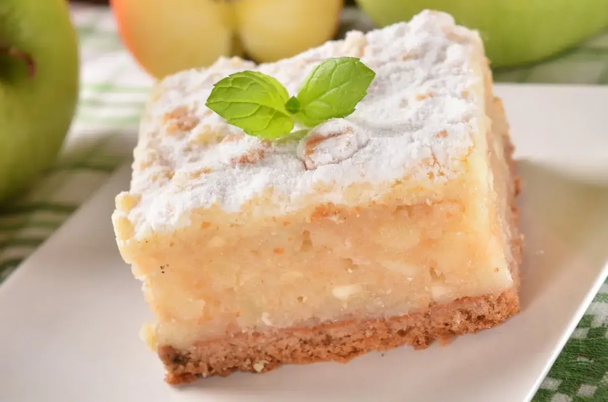 Pyszne ciasto jabłkowe, idealne na podwieczorek. Zobacz, co można zrobić z jabłek!