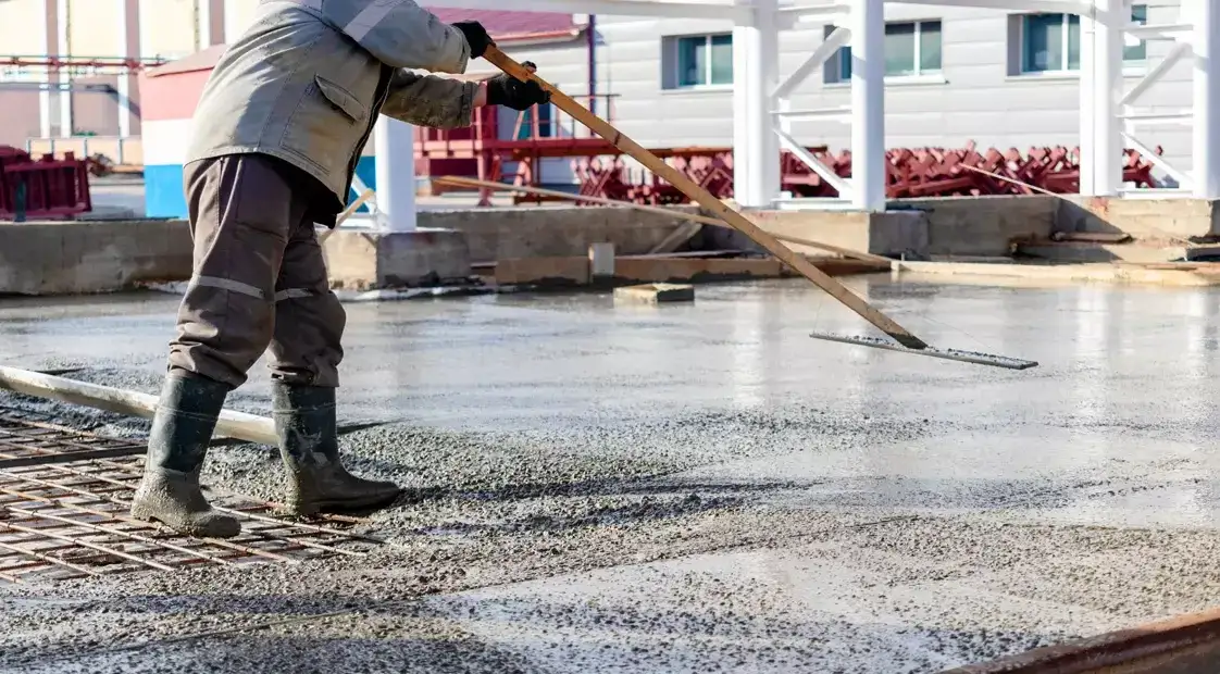 pielęgnacja świeżej wylewki betonowej