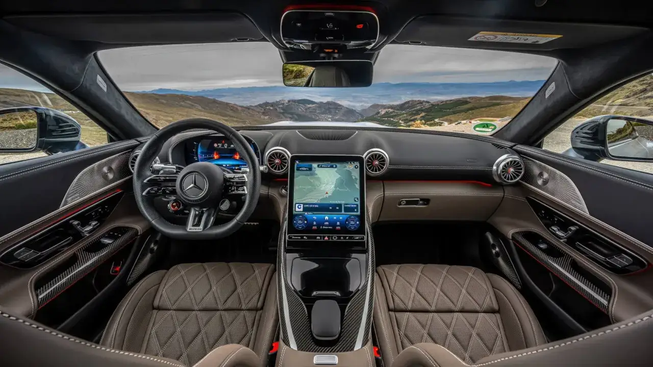 Wnętrze Mercedes-AMG GT 63 S z widokiem na góry. Skórzana tapicerka, cyfrowe zegary i duży ekran multimedialny.