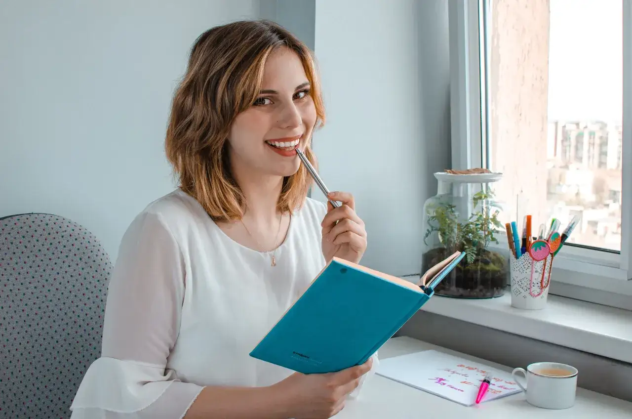 osoba czytająca książkę z notatkami, rozw&oacute;j osobisty