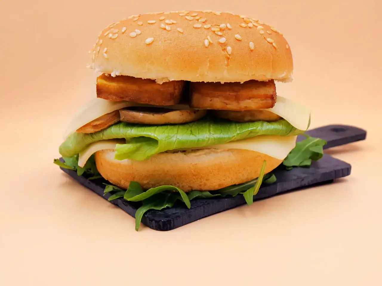 Pyszny wege burger z tofu, serem i warzywami. Zastanawiasz się, ile kalorii ma wege burger? Ten wygląda na zdrowy!