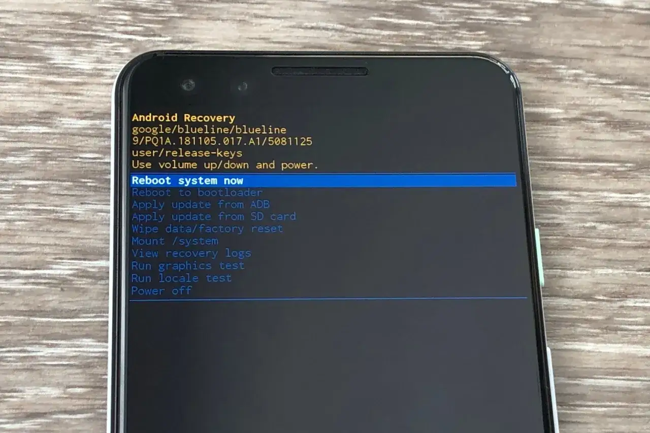 Ekran telefonu z menu Android Recovery. Wybrana opcja 