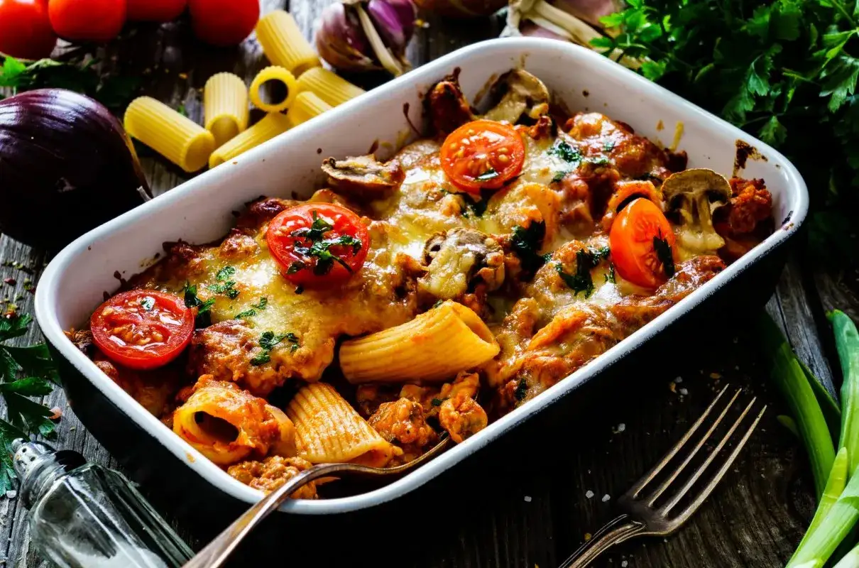 Zapiekanka makaronowa z mięsem mielonym, pomidorami i serem – idealne danie, gdy zastanawiasz się, co na obiad szybko.