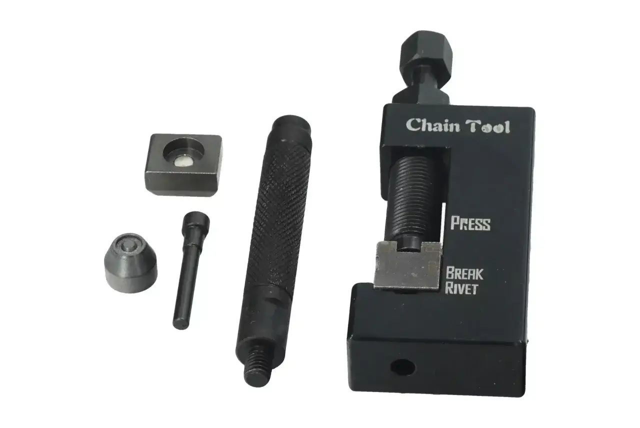 rozkuwanie łańcucha motocyklowego rozkuwarką