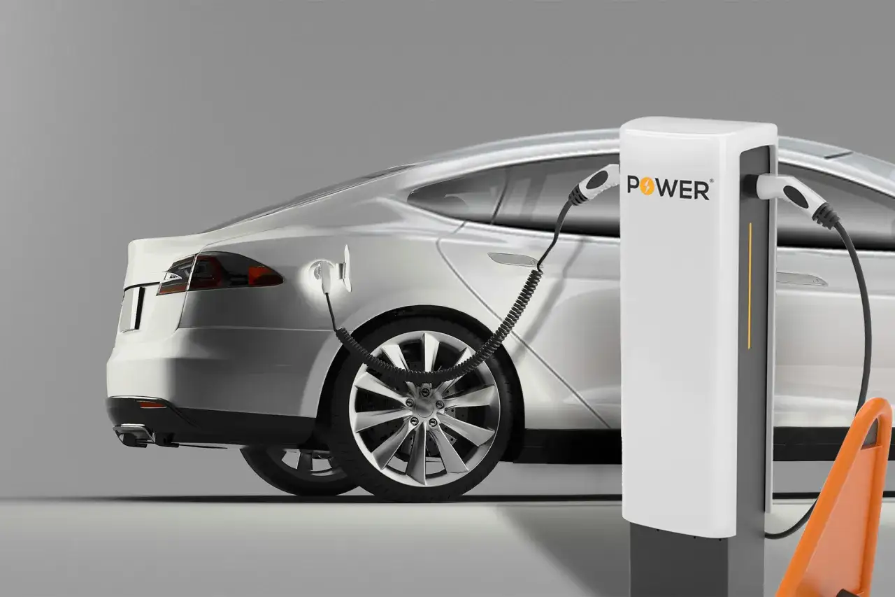 Biały samochód elektryczny ładuje się przy stacji. Zastanawiasz się, ile czasu ładuje się samochód elektryczny?
