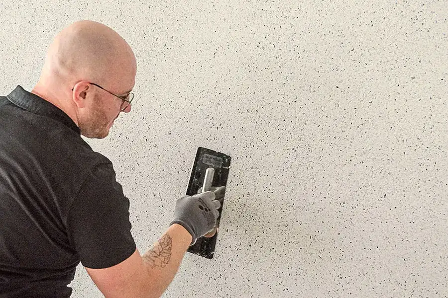 Zdjęcie Jak pomalować tynk dekoracyjny bez błędów i uzyskać trwały efekt – porady krok po kroku