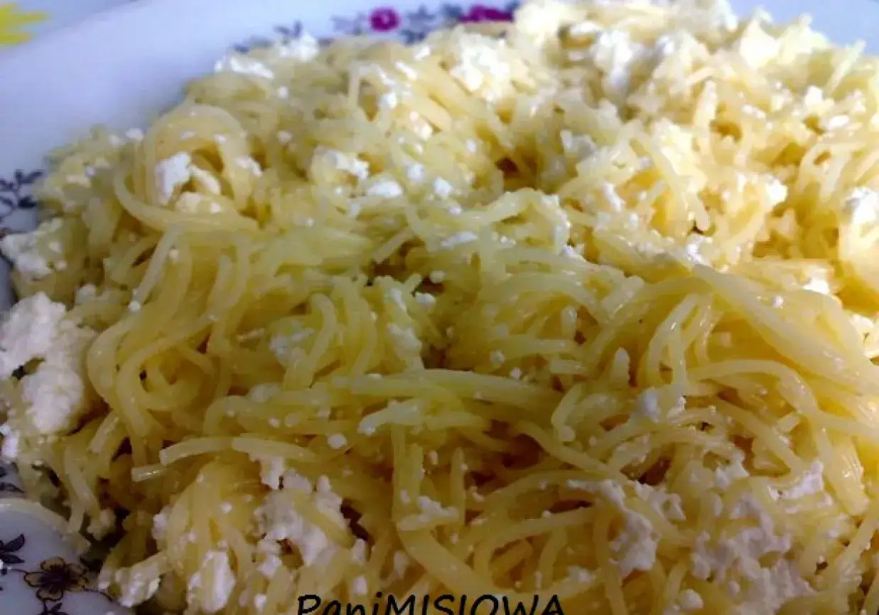 Pyszny makaron z serem białym dla dzieci, proste i szybkie danie, kt&oacute;re uwielbiają maluchy.