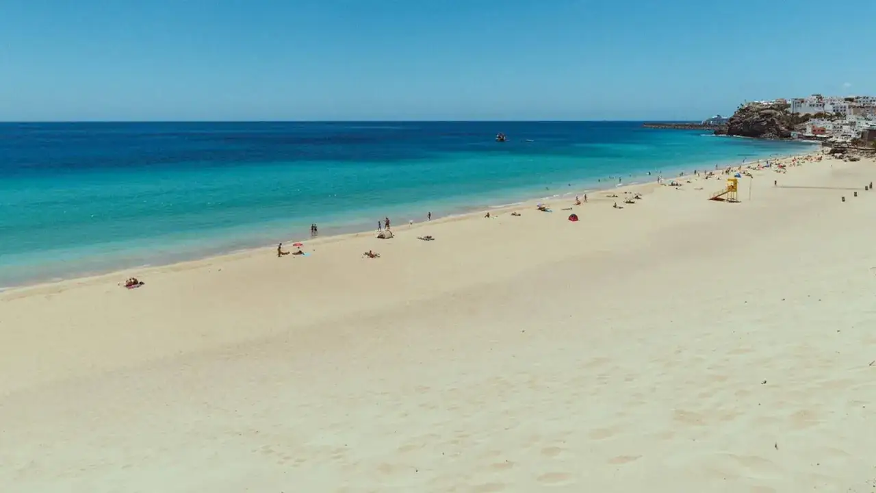 Słoneczna plaża w Morro Jable, z turkusową wodą i białym piaskiem, to idealne miejsce na relaks. Atrakcje dla każdego!
