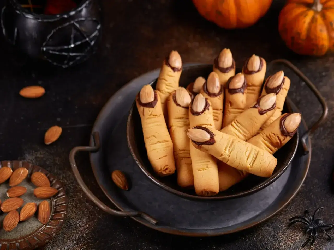 kolaż ciastek halloweenowych: palce wiedźmy mumie pajęczyny dynie krew