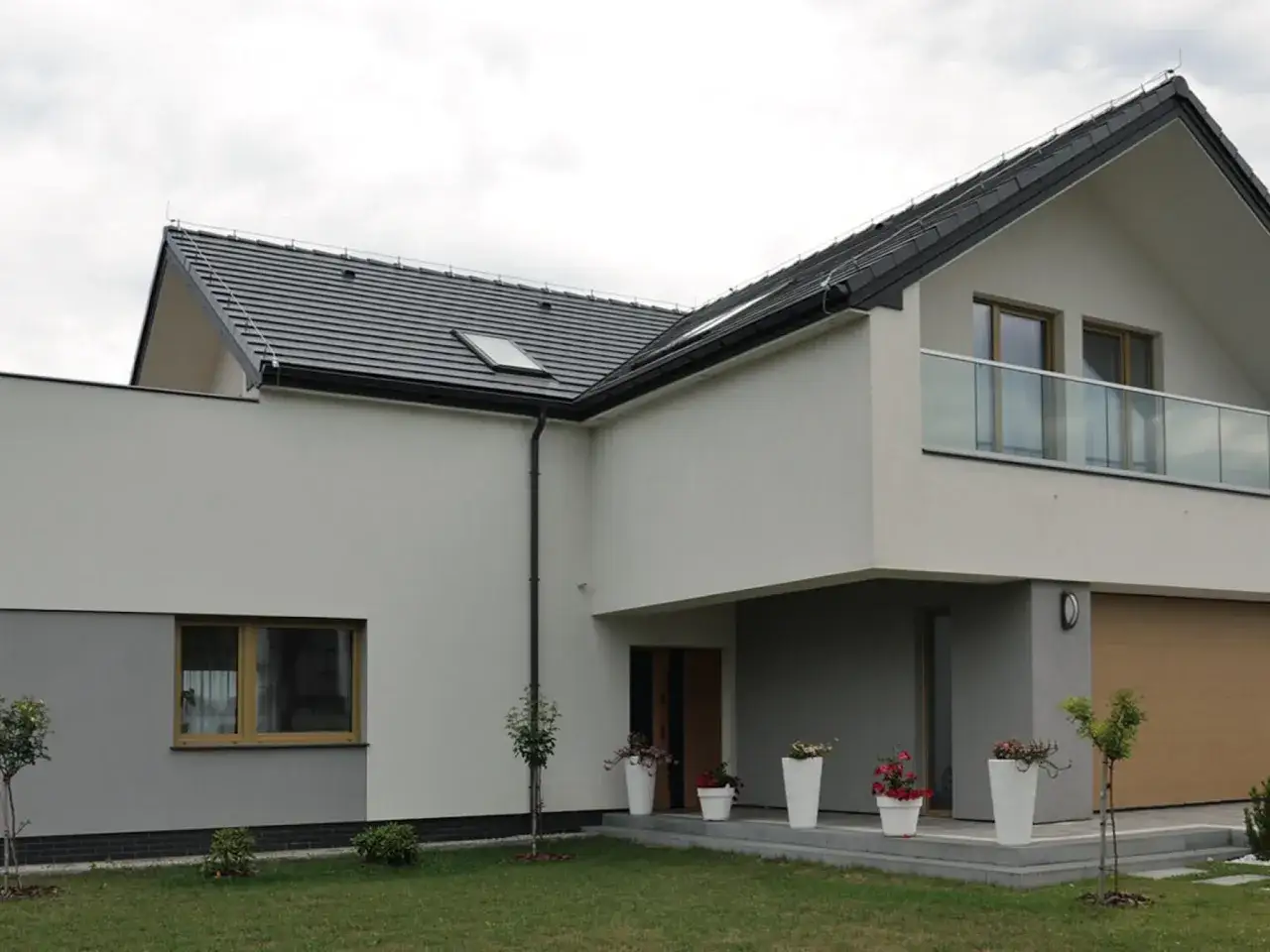 r&oacute;żne rodzaje elewacji dom&oacute;w materiały