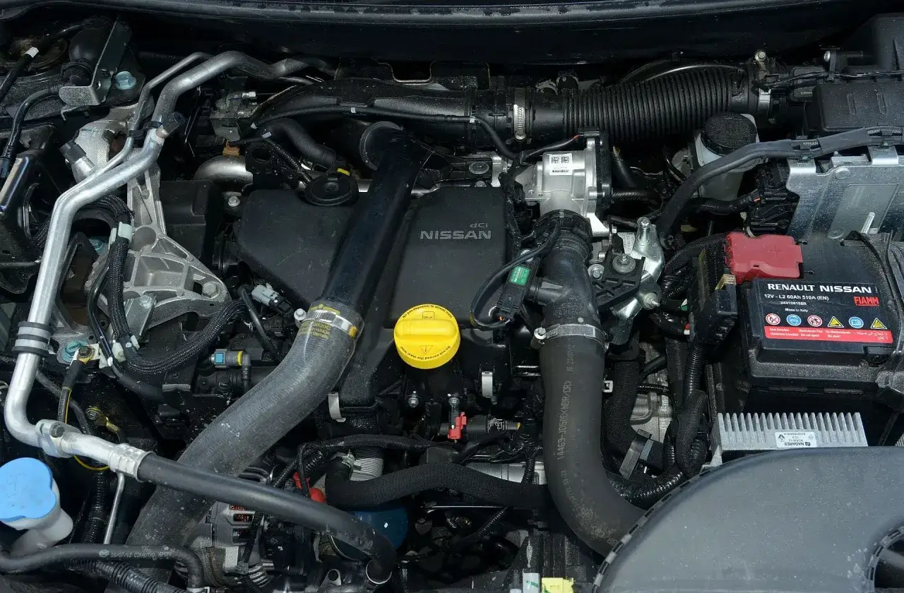 Silnik Nissana Qashqai, z widocznym logo dCi. Dobrze utrzymany, co sugeruje, ile wytrzyma silnik Nissan Qashqai.