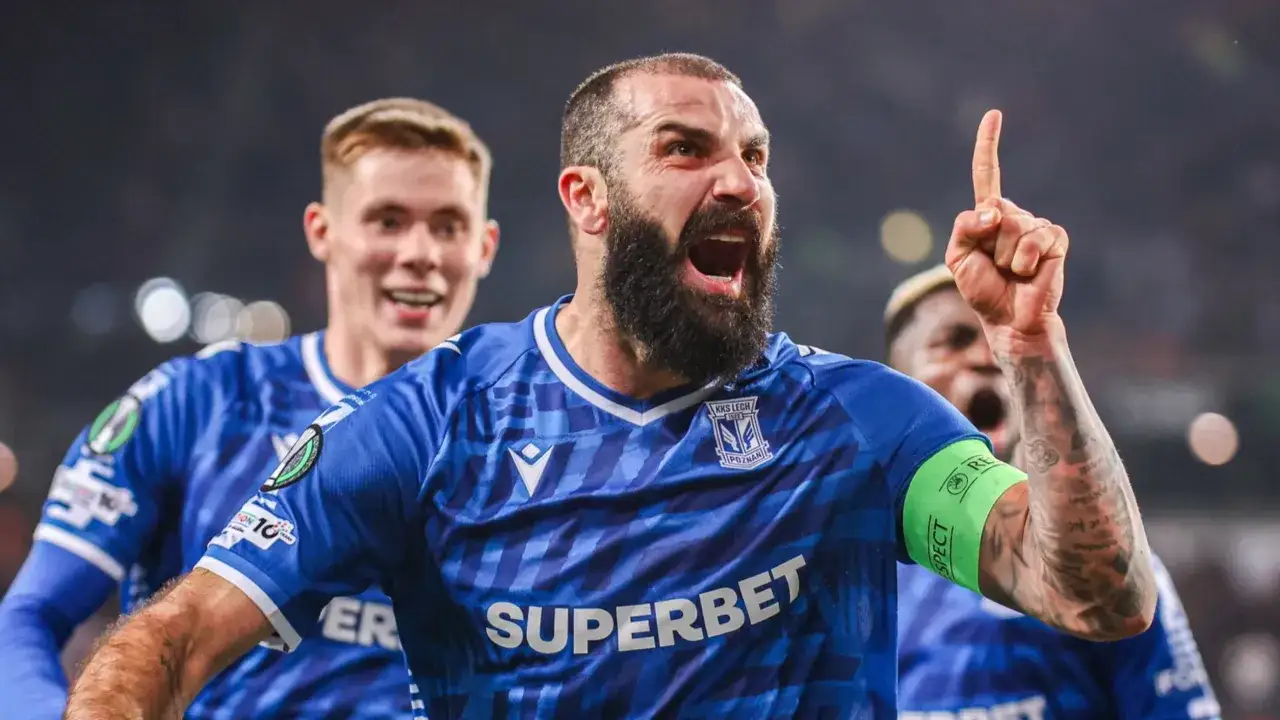 Piłkarz Lecha Poznań z podniesionym palcem, radość po golu w Lidze Europy. Statystyki meczowe mogą być imponujące!